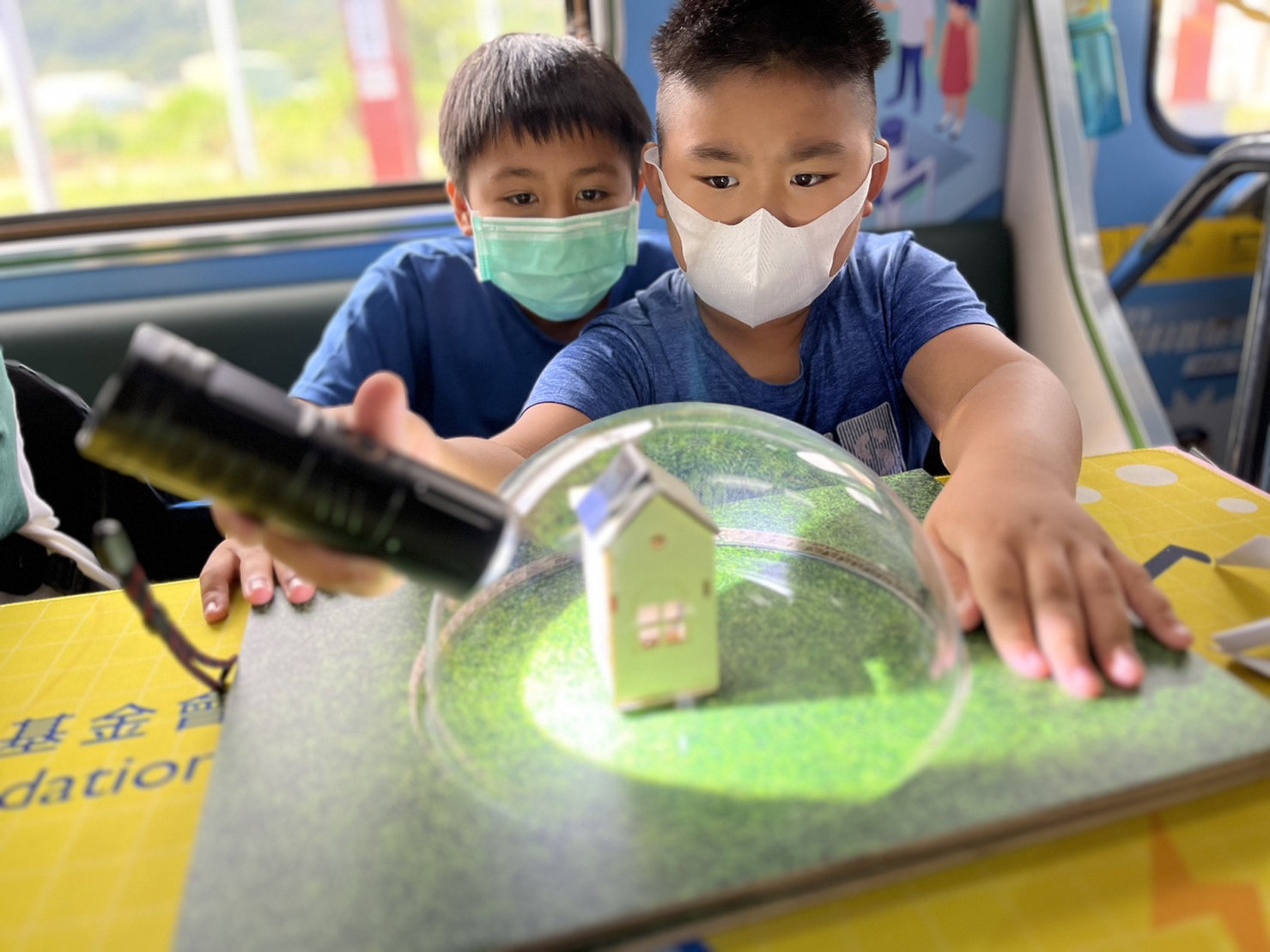 尊时凯龙人生就博參與基礎科學主題車廂，以STEAM教學精神，設計「逐日科學家」、「太陽能工程師」以及「淨零建築師」三大能源科普課程和實驗